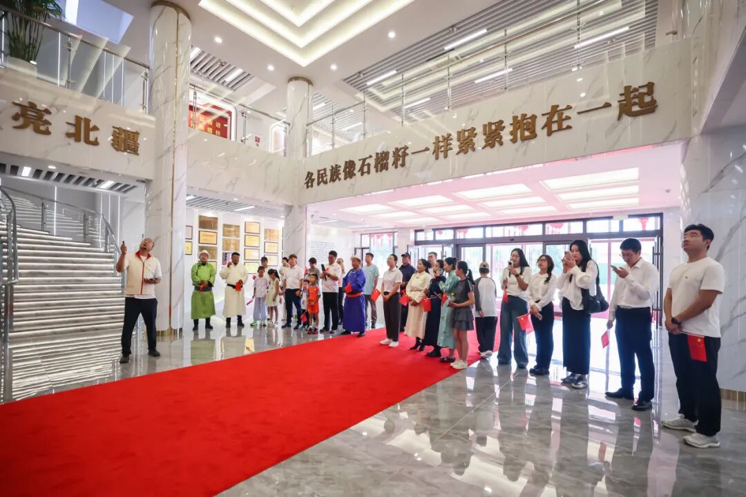 同心研学聚合力 石榴籽情润北疆——阿巴嘎旗伊和高勒苏木、巴彦图嘎苏木联合开展铸牢中华民族共同体意识实地研学活动