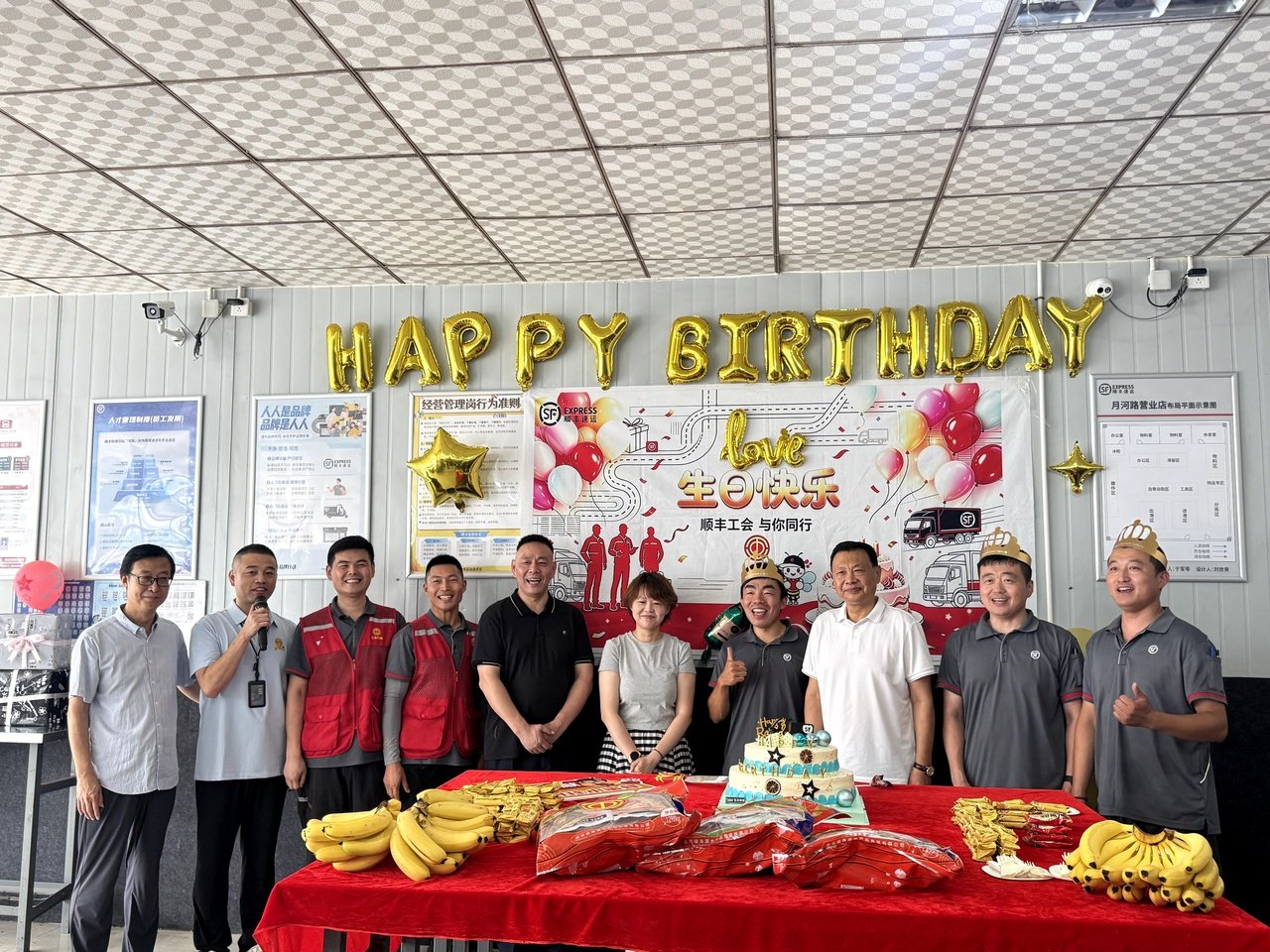 “娘家人”为快递小哥过生日 “娘家人”为快递小哥过生日