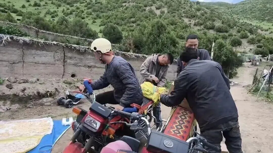 西藏一地乡党委书记和乡长骑摩托“土味”视频火了，网友在线催更……不讲究的真实才是“流量密码”