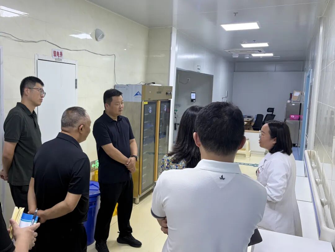刘明波到彝良县医共体总医院调研