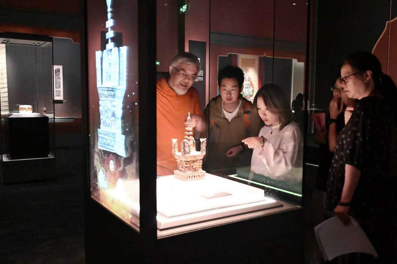 周雨彤、朱亚文、俞灏明……《太平年》主创来浙博看展，有什么感受