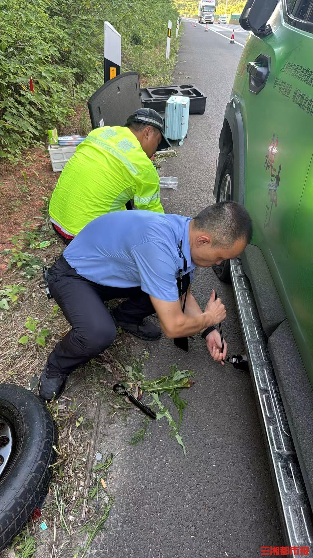 女司机高速上爆胎，巡逻民警火线平险