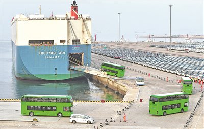 国产电动双层公交车     在烟台港装船出口