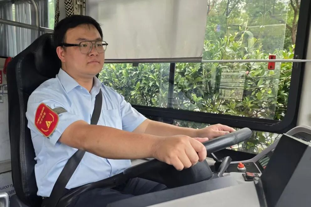 暴雨夜，这名公交司机两次抱送乘客上下车丨寻美杨浦