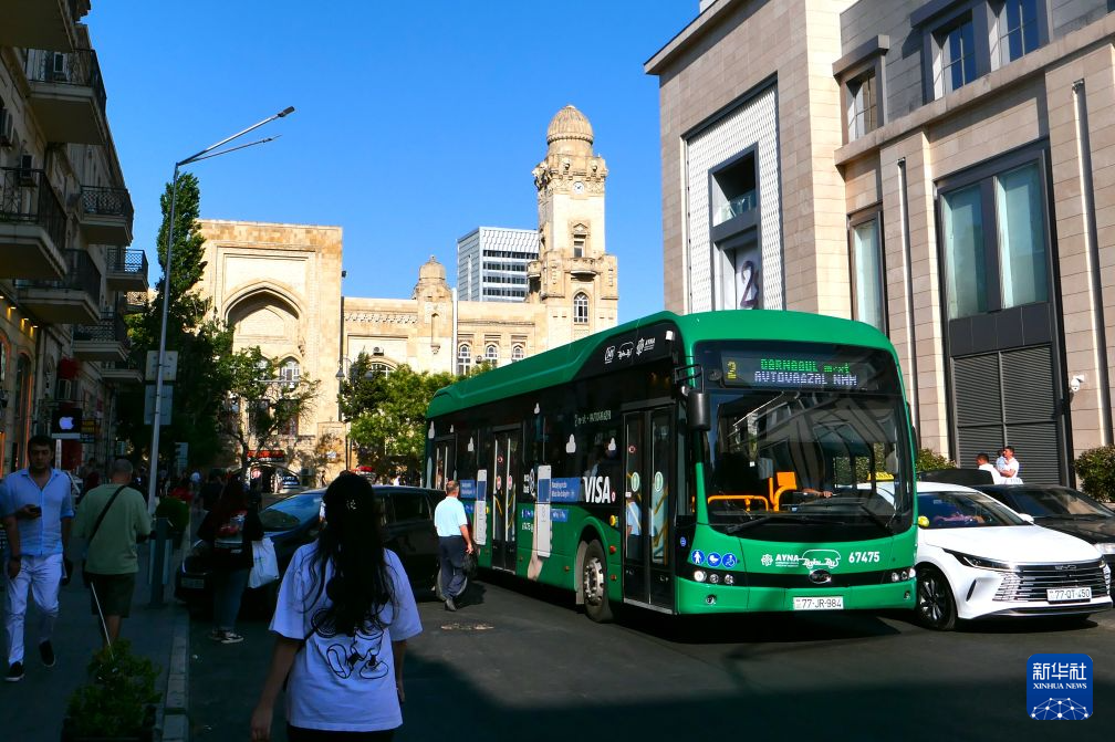 　　7月30日，一辆比亚迪电动公交车行驶在阿塞拜疆首都巴库市中心的街道上。新华社记者 陈俊锋 摄