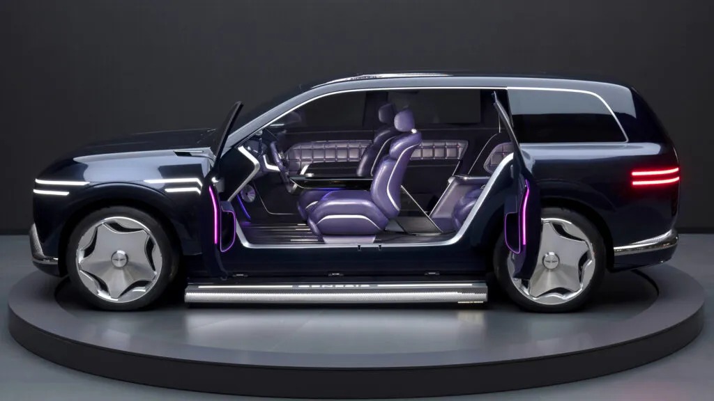捷尼赛思纯电旗舰 SUV GV90 将配备后对开式车门，本月亮相