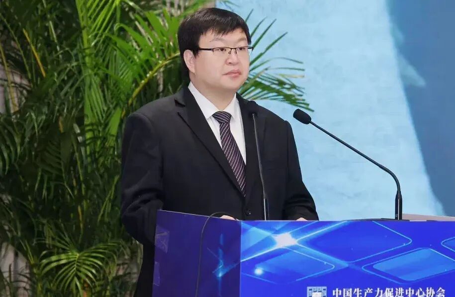 诱发“脱手”“脱眼”危险！竟有司机专挑亮“小蓝灯”车加塞？“小蓝灯”属违规，属技术越轨