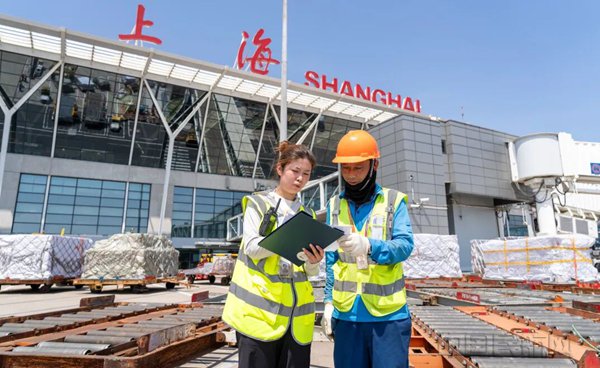 日均航班2430架次 上海机场广大职工全力保障暑运旺季 日均航班2430架次 上海机场广大职工全力保障暑运旺季