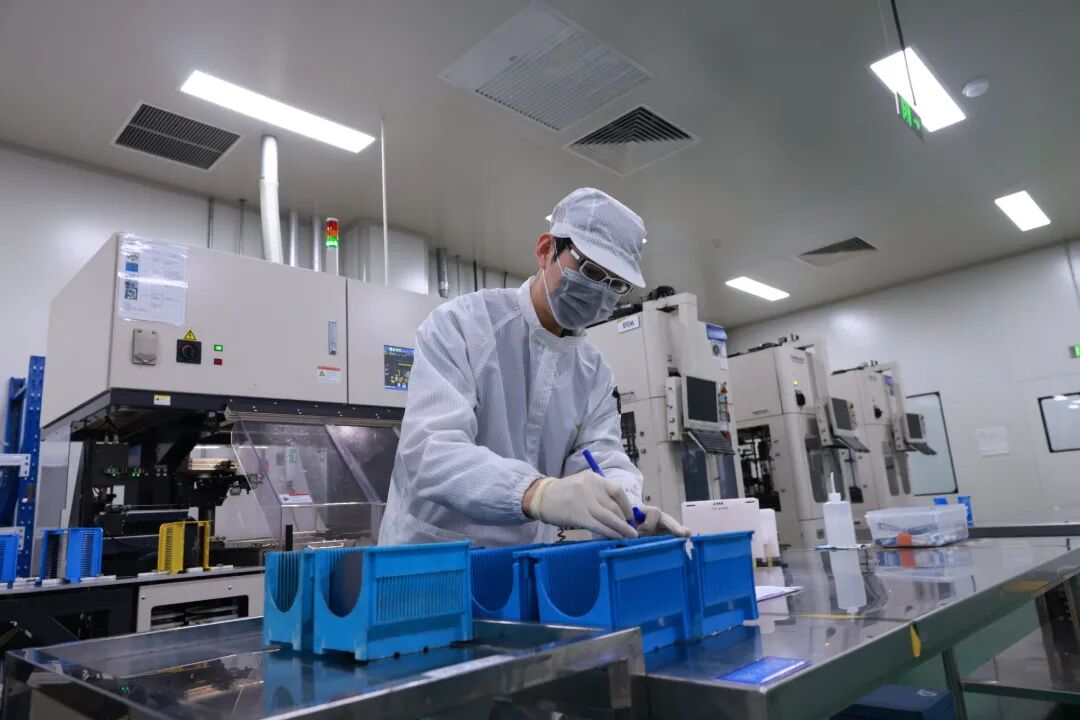 大庆溢泰半导体材料有限公司工作人员正忙于生产。