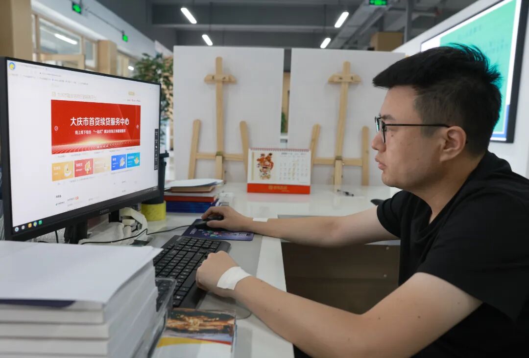 工作人员向记者介绍市融资信用征信服务平台推出的相关业务。