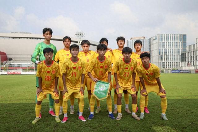 8月4日，中国U17男足首发球员在赛前合影。新华社记者 王翔 摄