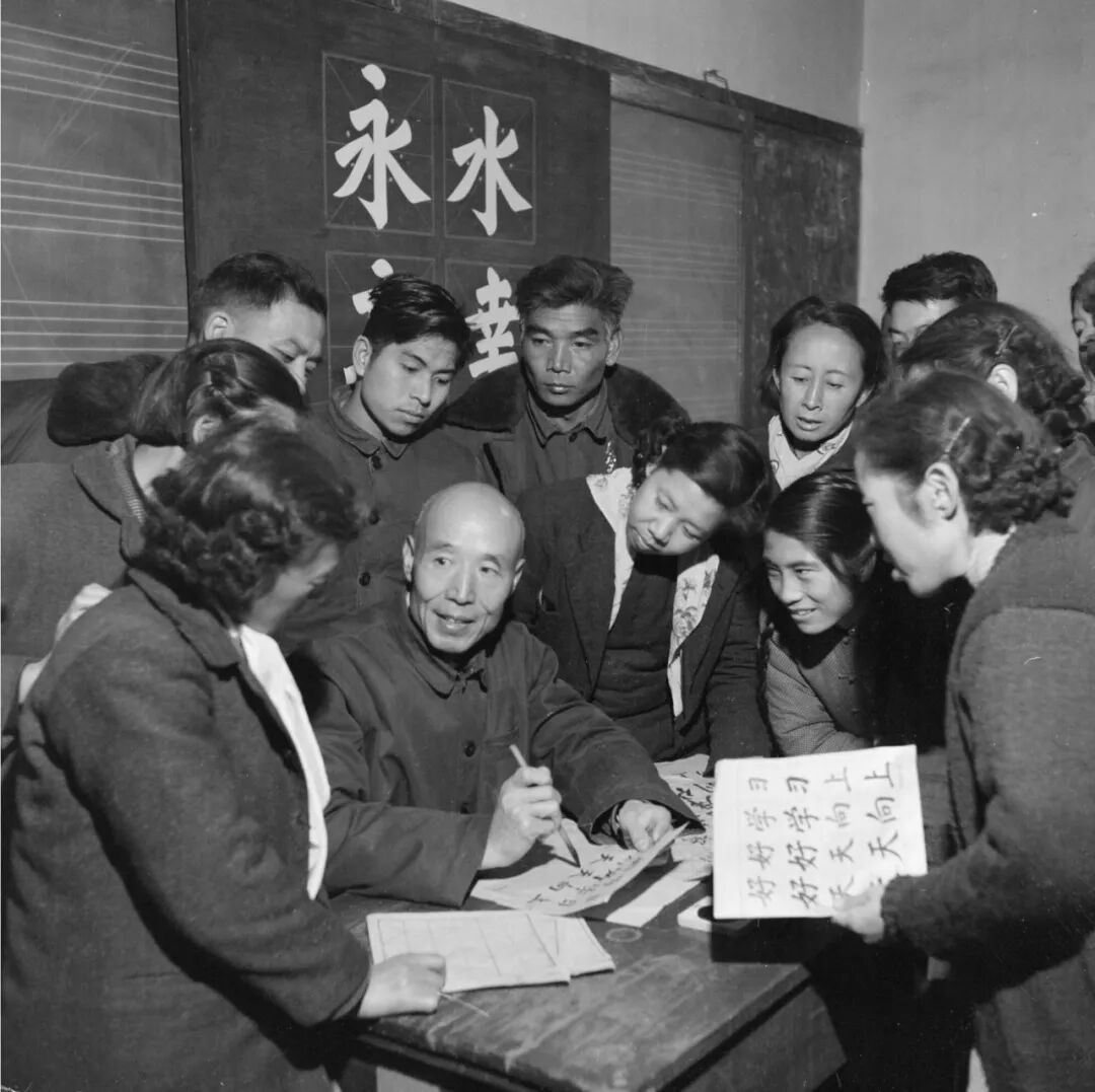 1961年，书法家贾一元给小学教师讲授书法知识。高宏摄