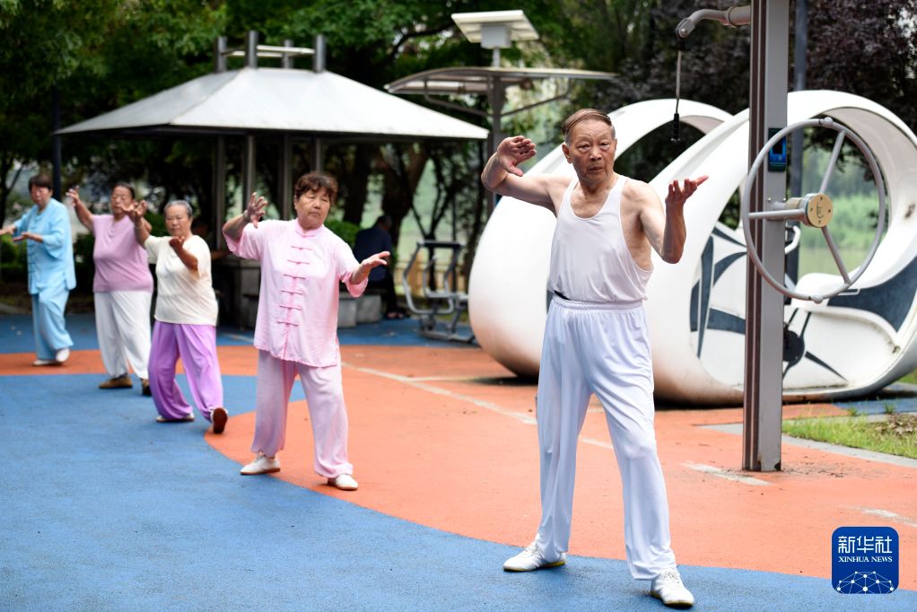  2026年7月27日，市民在江蘇省淮安市淮陰區鹽河畔的鹽河體育公園打太極拳。新華社發（賀敬華 攝）