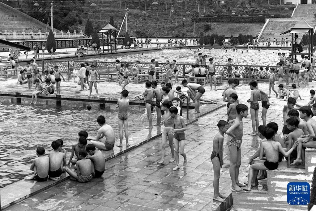   1962年，廣州市越秀游泳場開始接待游泳愛好者。新華社記者 張家昌 攝