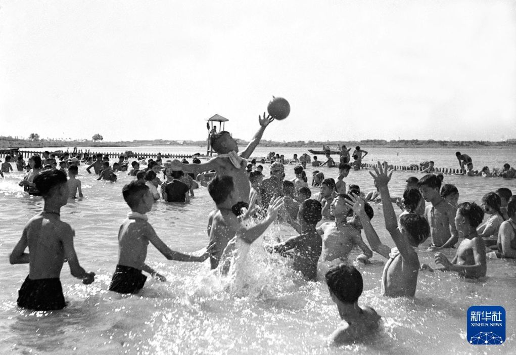   1956年7月26日，在湖北省武漢市少年先鋒隊隊員夏令營中，孩子們在東湖游泳場做搶水球的遊戲。新華社發