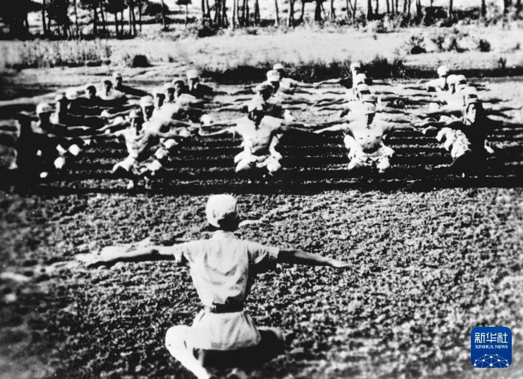   1939年5月30日，衛生人員訓練班學員在「五卅」運動會上表演團體操。新華社發