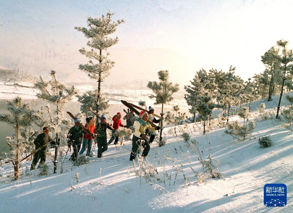   1978年，吉林的廣大滑雪愛好者積極開展群眾性滑雪活動。新華社記者 袁兆義 攝