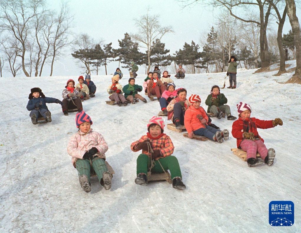   1979年2月7日，吉林市的小學生在雪坡上玩冰爬犁。新華社發