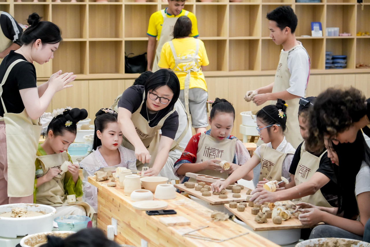 念青閑庭主理人吳佳佳教授青瓷製作  