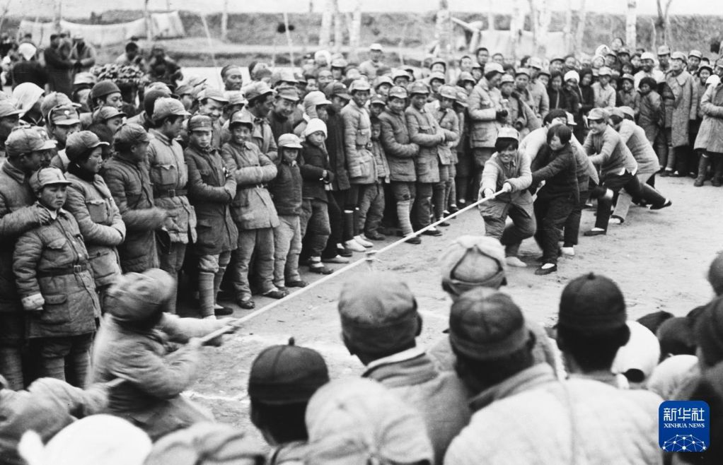   1945年5月，在晉察冀邊區第一屆學生運動會上，女戰士在進行拔河比賽。新華社發