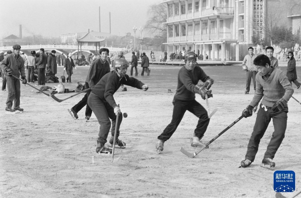   1982年12月31日，市民在北京陶然亭冰場打冰球。新華社發