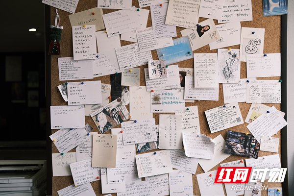 讀者留下的明信片，共同記錄著書店與讀者之間一次次相遇。