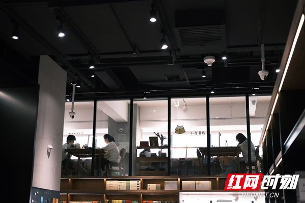 暑期，預約製自習區幾乎天天滿座，安靜是這裏心照不宣的默契。