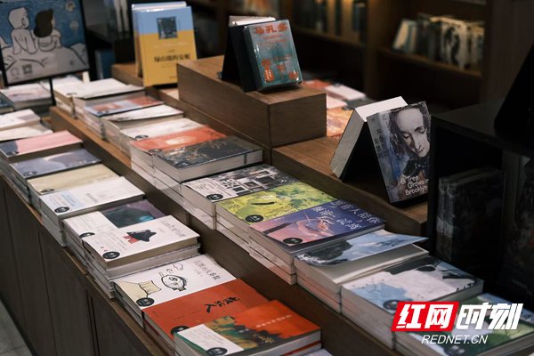 開放試讀的新書和特色主題書架，讓閱讀多了幾分偶然相遇的驚喜。