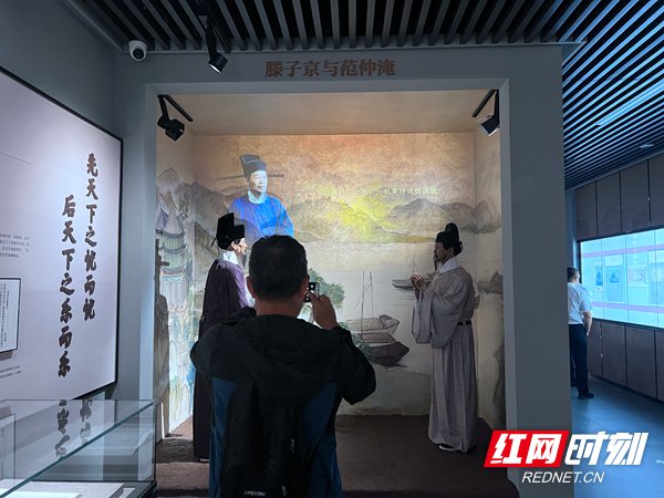 在嶽陽樓博物館內，觀眾被滕子京與範仲淹的模擬對話吸引。