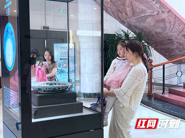 2025年5月，嶽陽市博物館煥新開放，觀眾在多媒體數字展櫃前觀賞文物。
