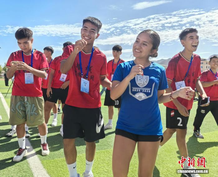 8月8日比賽後，美國青少年(藍衣)與中國新疆青少年歡快舞蹈。胡嘉琛 攝
