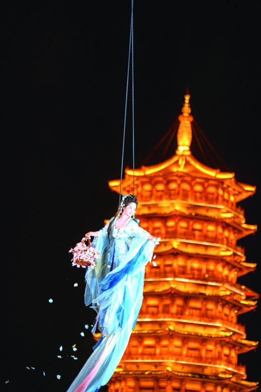 另一面苏醒，沉浸式夜游正流行