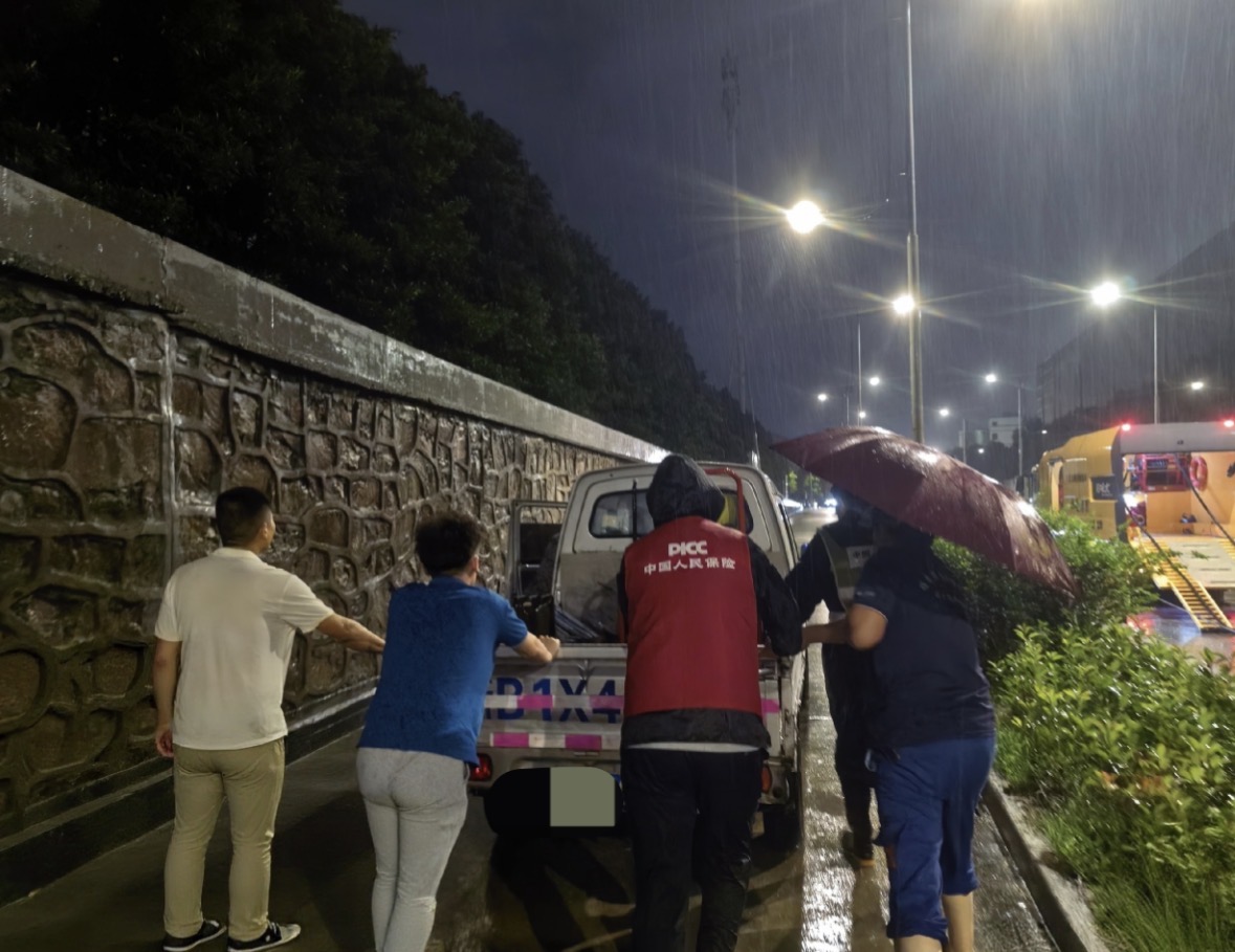 人保财险宁波市分公司：风雨中，他们全力推车前行