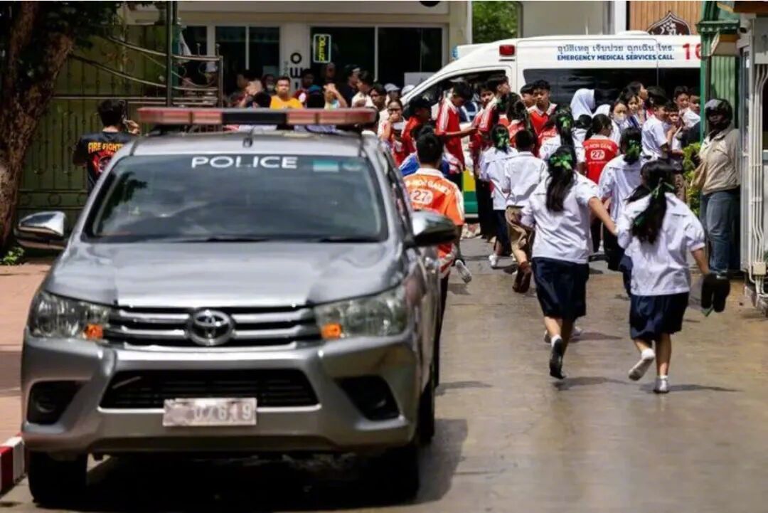 14岁少年持枪闯校园，3天后官员又遭枪杀：泰国控枪难在哪？