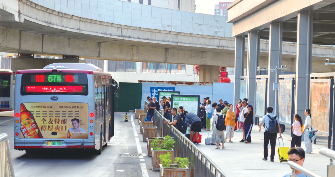 图为乘客正在公交车停靠点候车。承德日报记者 孟瑶 摄