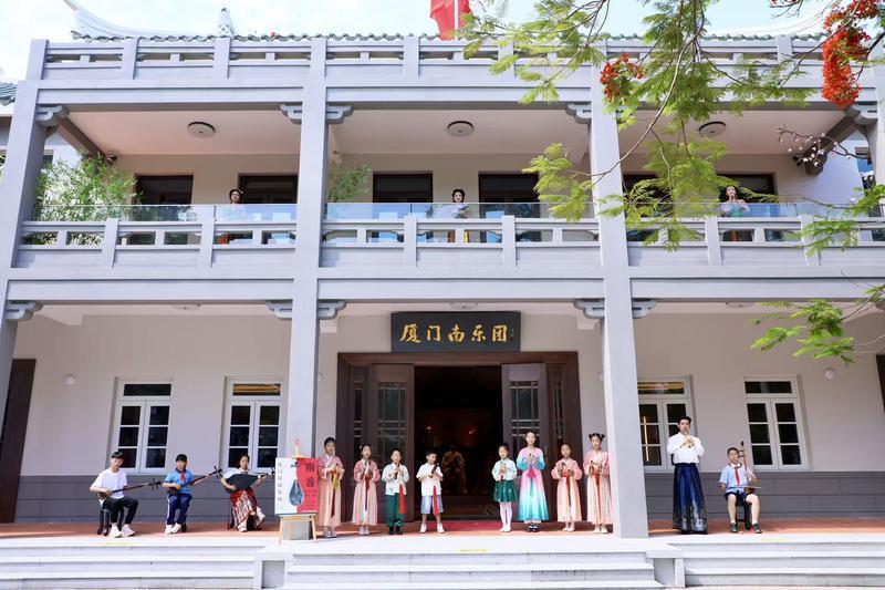 孩子们在南音阁向来厦考察的联合国教科文组织的专家们展示南音传承成果。