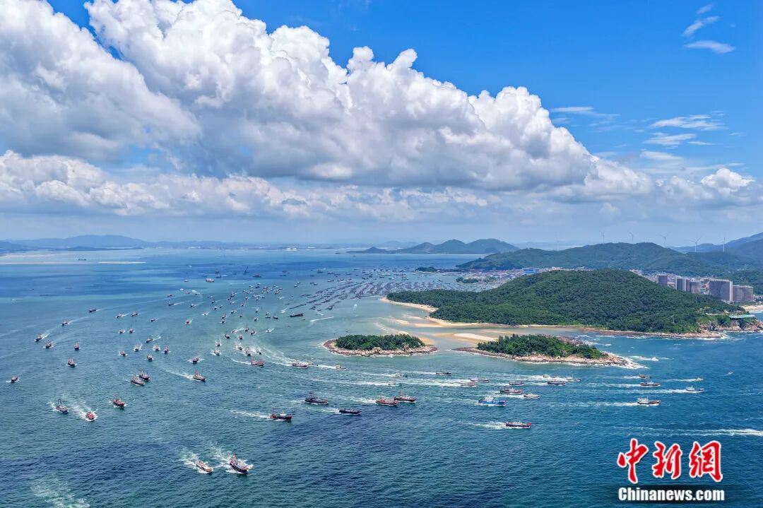 隨著開漁令發佈，漁船駛離廣東陽江閘坡國家級中心漁港。梁文棟 攝