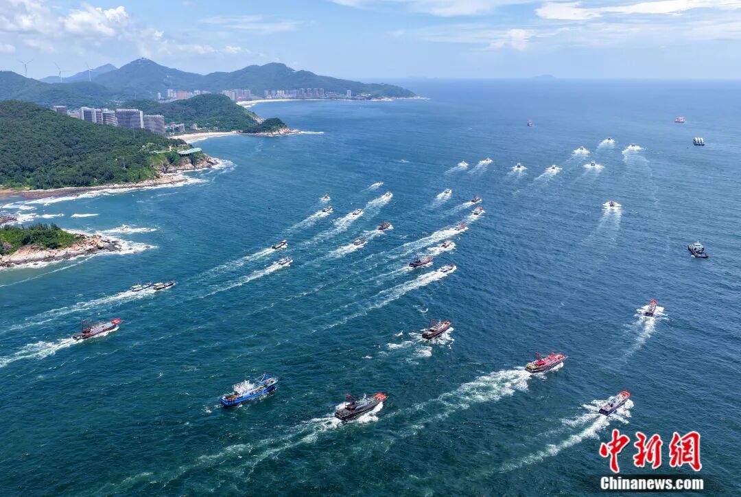 隨著開漁令發佈，上千艘漁船駛離廣東陽江閘坡國家級中心漁港。(資料圖)梁文棟 攝