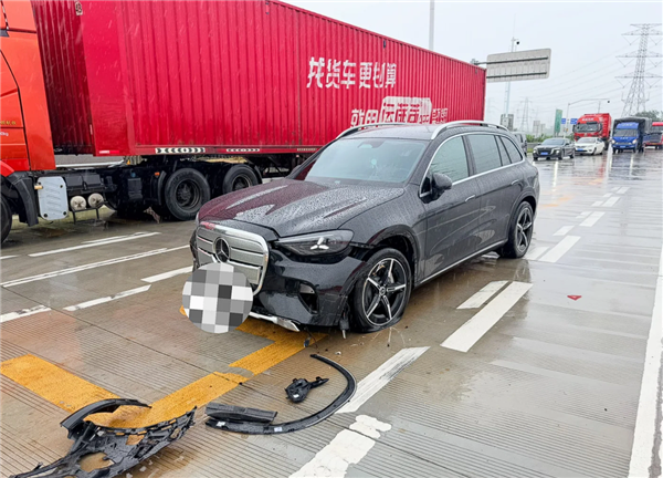 前嘴一套！纯电奔驰GLC被大货车碰撞：定损46094元