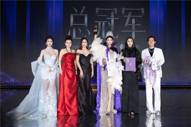 [图：中国总冠军 刘蒙蒙，颁奖嘉宾：伊娃、薛晨、周彦燕、杨三卉、姬镛倡（从左到右）]