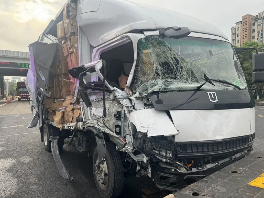 杭甬高速余姚段一货车突然跑偏，压过一排隔离桩后撞上半挂车，驾驶员因疲劳驾驶负全责