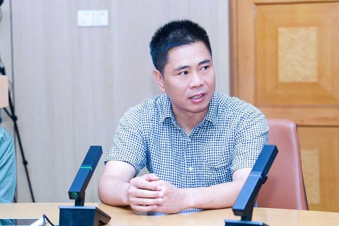 图：长江江豚繁育保护中心主任、武汉白鱀豚保护基金会常务副秘书长郝玉江介绍江豚智慧监测系统使用情况