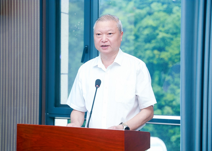 图：神农架国家公园管理局党委副书记戴光明向媒体介绍国家公园情况