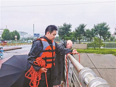 青年巡測隊隊員 對涼水河全線展開巡查