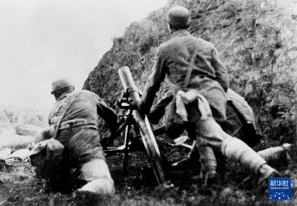 1940年8月至10月百團大戰期間，我軍炮擊敵碉堡。新華社發
