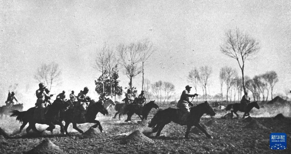 1941年，八路軍騎兵在冀中勇猛作戰，出擊殺敵。新華社記者 石少華 攝