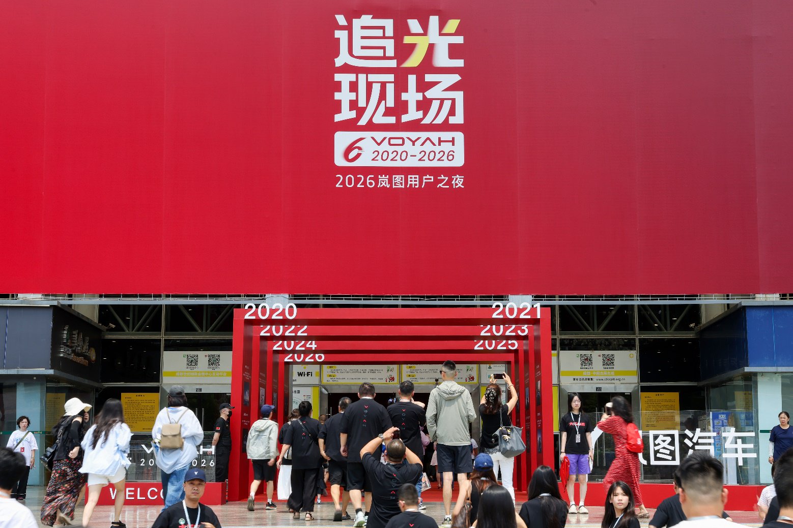 限时权益价22.39万起！岚图追光S惊艳上市，发布追光S隧道 360° 大回环一镜到底视频