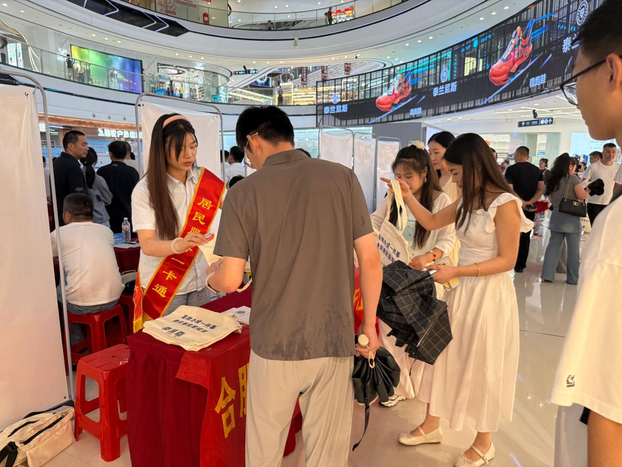 合肥市社会保障卡“一卡行江淮”走进瑶海区百日千万招聘专项行动夜市专场招聘会