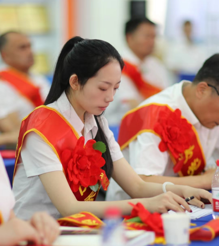 对话“新”力量|把初心写进边疆的“电信玫瑰”——记中国电信巴州分公司李一林 对话“新”力量|把初心写进边疆的“电信玫瑰”——记中国电信巴州分公司李一林