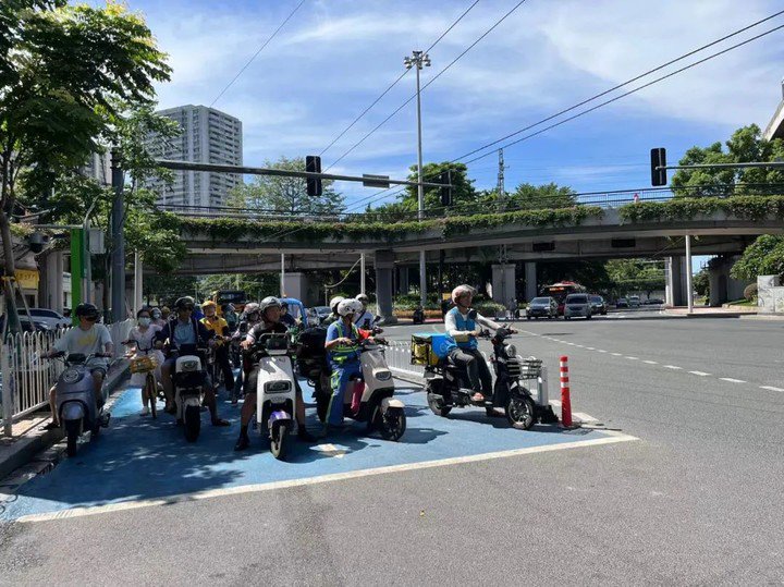 《道路交通安全法》拟大改：「电鸡」限速上调至 20km/h，将严管「暴走团」占道